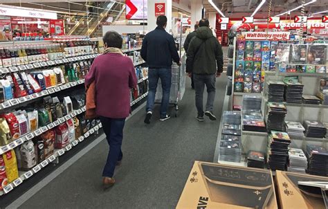 Sportfelszereléseket vásárló emberek az üzletben