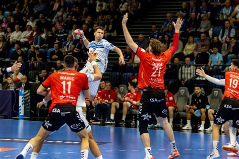 MOL-Tatabánya KC kézilabda szurkolók megafonnal és dobokkal
