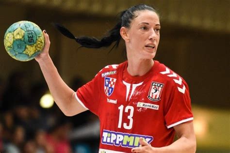 Szalai Babett kézilabda mezben, mosolyogva