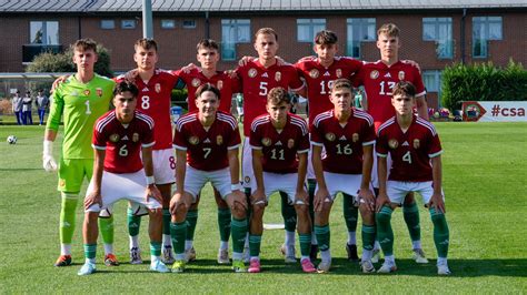 Magyar U17-es csapat a pályán, akció közben