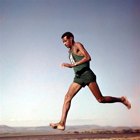 Abebe Bikila mezítláb fut az 1960-as római olimpián