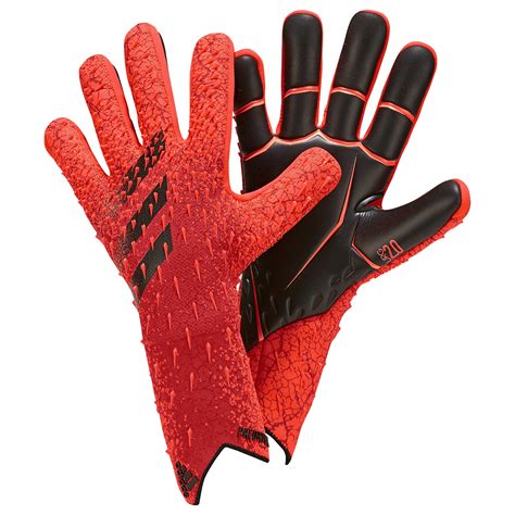 modern adidas Predator kapuskesztyű közeli képe