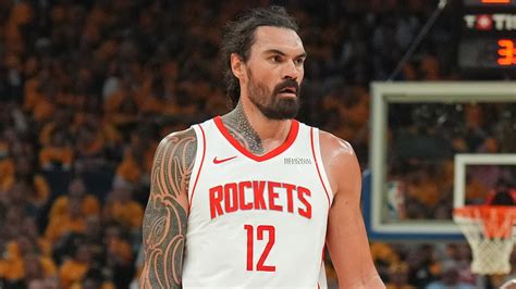 Steven Adams a pályán a Rockets mezében