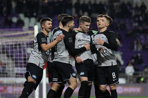 A 32. forduló legjobb fiatal játékosai mezben