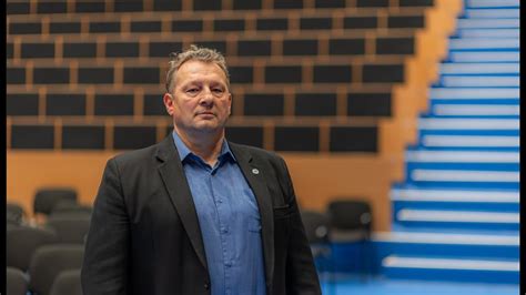 Dr. Ökrös Csaba az elismerés átvételekor