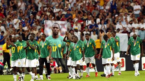 Marc-Vivien Foé emlékére gyászoló szurkolók
