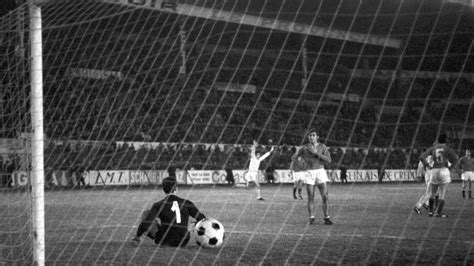 Labdarúgó mérkőzés pillanata az 1970-es évekből