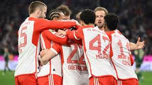 FC Bayern München játékosok ünneplése trófeával