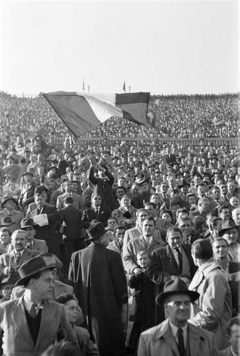 A zsúfolásig telt Népstadion látképe a mérkőzés előtt
