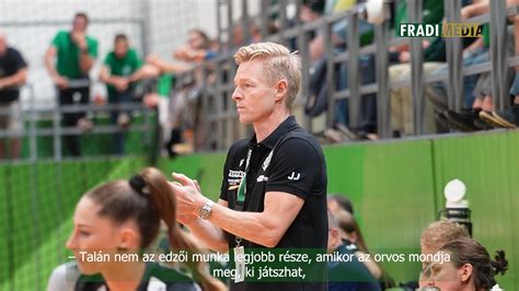 Kosárlabda játékvezető tanácsot ad fiatal játékosoknak