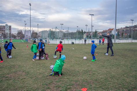 Gyerekek futsal edzésen