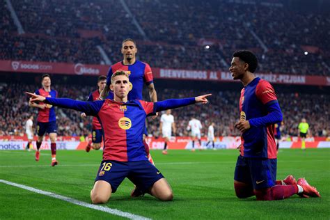 FC Barcelona Femení players celebrating a goal