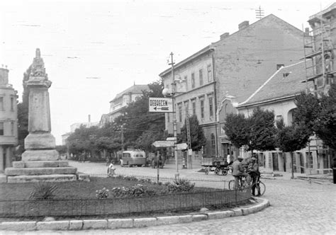 A Szolnoki Vízügy SE 1985-ös kupagyőztes csapata a Damjanich uszoda medencéjénél