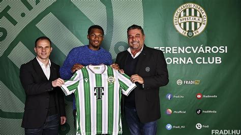 Lenny Joseph, a Ferencváros játékosa egy újpesti védő szorításában