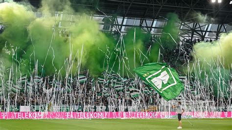 Szurkolók a Szusza Ferenc Stadionban egy Újpest - Ferencváros derbin