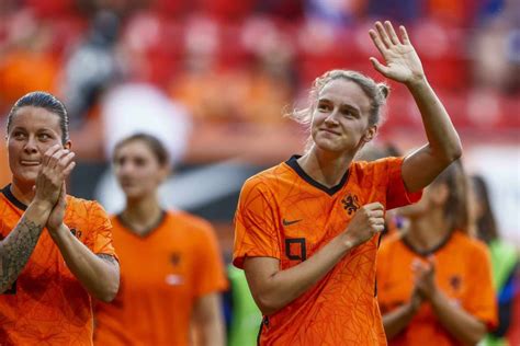 Női futballválogatottak emblémái: Franciaország és Hollandia