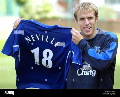 Phil Neville Everton mezben akció közben