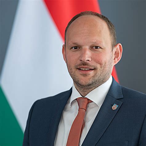 Hernádi Ádám polgármester és Emma Jacques a magyar állampolgársági ceremónián