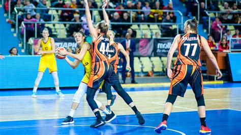 Az UMMC Jekatyerinburg csapatképe a világsztárokkal