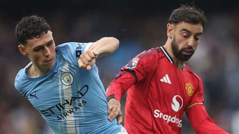 Manchester City és Brighton játékosok harca a labdáért