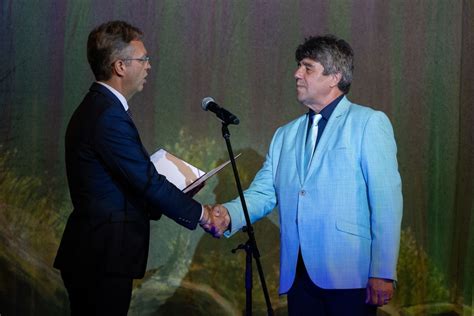 Nemcsák Károly átadja a csapatkapitányi karszalagot Puskás Péternek