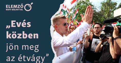 Jégkorongbíró szabálymagyarázat közben