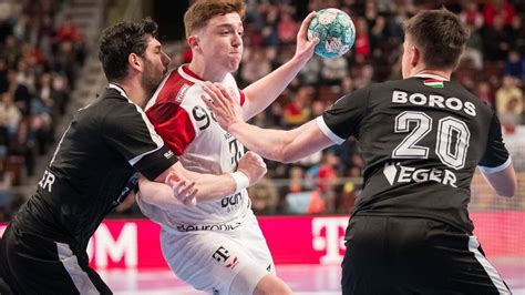 Egy újonnan épült rekortán kispálya, fiatal focistákkal