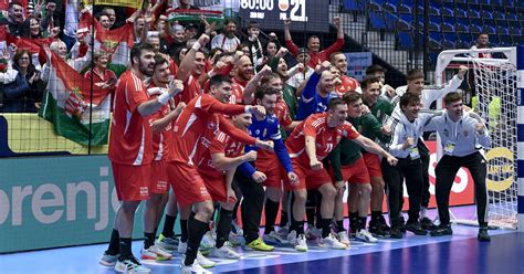 Magyar és egyiptomi kézilabda játékosok küzdenek a labdáért