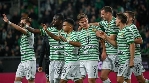 Futballpálya stadionnal a mérkőzés előtt