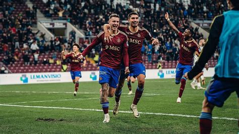 Sevilla játékosok ünneplik a győztes gólt