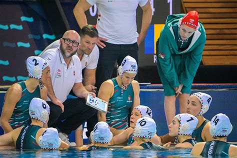 Cseh Sándor a kispadon, egy női vízilabda-mérkőzésen
