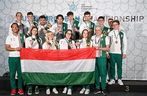 Gyerekek kosárlabdáznak csapatban