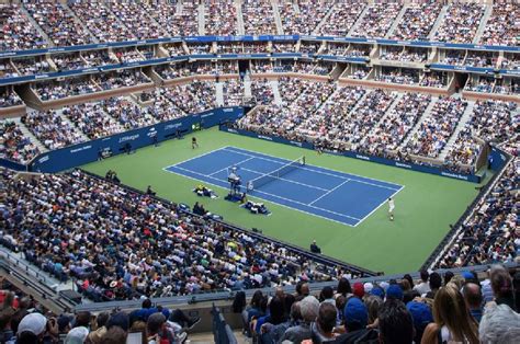 A US Open logója és a Flushing Meadows látképe