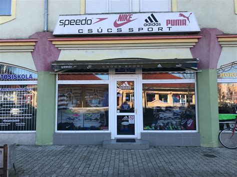 Sportklubok márkázott termékeit árusító üzlet