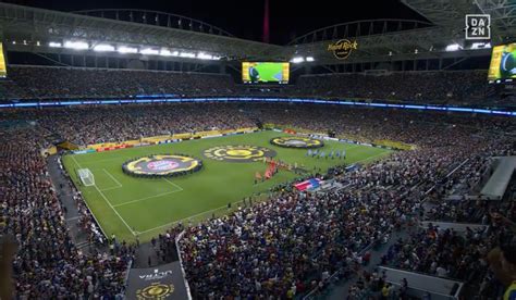 labdarúgó-mérkőzés hangulata teltházas stadionban