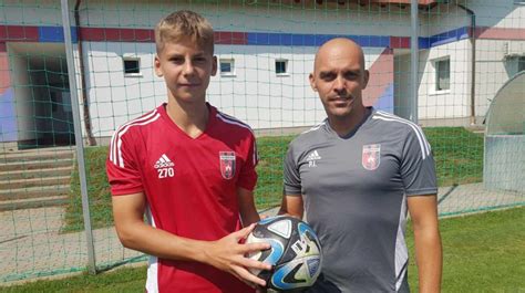 Horváth Gyula fiatal labdarúgókkal egy edzésen