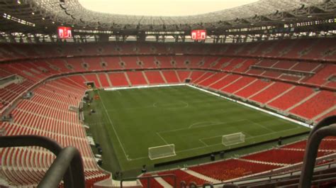 Üres stadion reflektorok nélkül, vagy leromlott állapotú sportlétesítmény