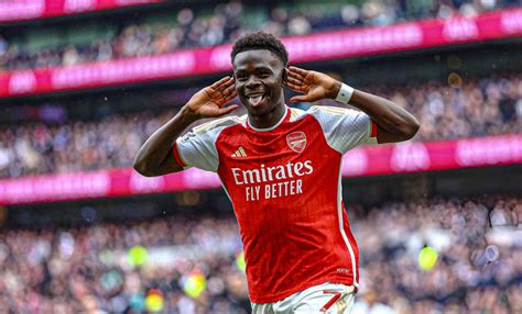 Bukayo Saka, az Arsenal játékosa ünnepli gólját