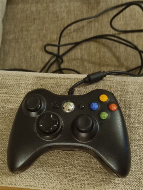 Xbox 360 kontroller egy futballpálya hátterében