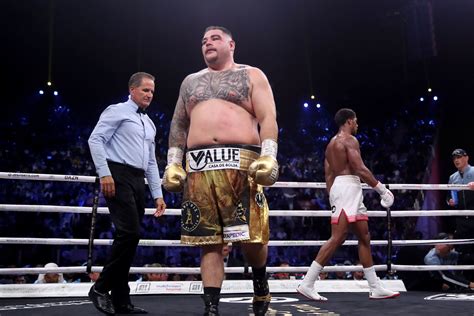 Andy Ruiz Jr. a mérlegelésen Sombrero kalapban