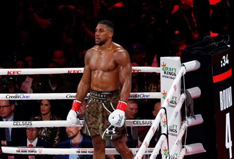 Anthony Joshua győzelmi pózban a visszaszerzett övekkel