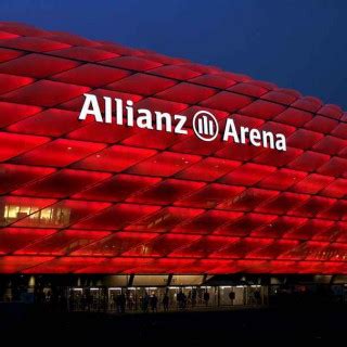 Az Allianz Aréna külső homlokzata éjszaka, színek váltakozásával