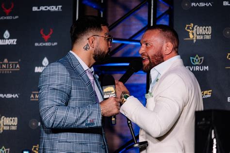 Conor McGregor és Mike Perry szembenézése sajtótájékoztatón