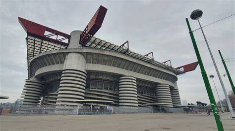 Giuseppe Meazza szobor a stadion előtt