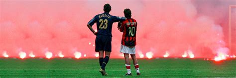 A 2005-ös BL-negyeddöntő híres fotója: Rui Costa és Materazzi a füstben