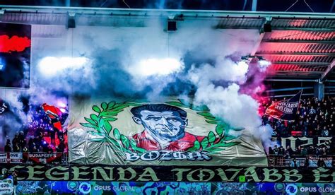 Az Aranyoroszlán-szobor a Bozsik Aréna előtt