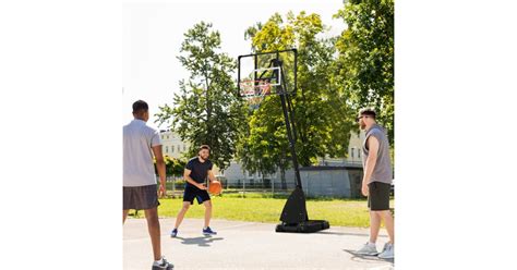 Gyerekek kosárlabdáznak állítható palánkkal
