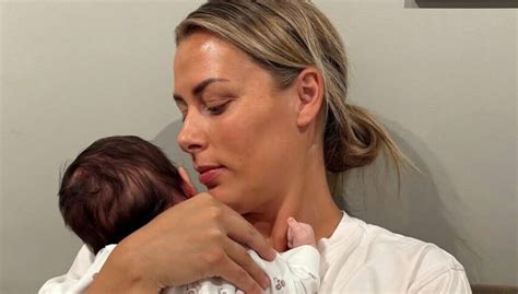 Nora Mörk a kisbabájával a kézilabda-világbajnokságon