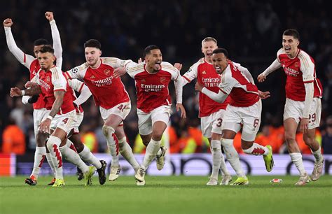 Arsenal ünneplő játékosai egy Bajnokok Ligája mérkőzésen