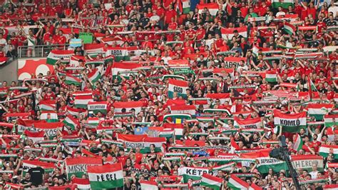Magyar szurkolók egy pubban meccset nézve